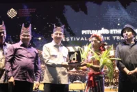 Menteri Kebudayaan RI, Fadli Zon menyerahkan anugerah maestro di ajang Festival Musik Tradisi Indonesia “Pitunang Ethngroove” 2025 di Stadion Ateh Ngarai. (Foto: Pemko Bukittinggi)