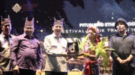 Menteri Kebudayaan RI, Fadli Zon menyerahkan anugerah maestro di ajang Festival Musik Tradisi Indonesia “Pitunang Ethngroove” 2025 di Stadion Ateh Ngarai. (Foto: Pemko Bukittinggi)