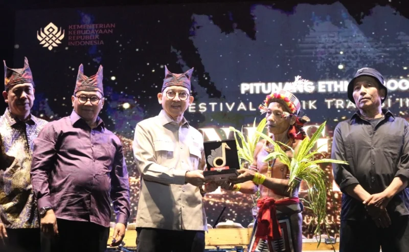 Menteri Kebudayaan RI, Fadli Zon menyerahkan anugerah maestro di ajang Festival Musik Tradisi Indonesia “Pitunang Ethngroove” 2025 di Stadion Ateh Ngarai. (Foto: Pemko Bukittinggi)