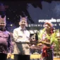 Menteri Kebudayaan RI, Fadli Zon menyerahkan anugerah maestro di ajang Festival Musik Tradisi Indonesia “Pitunang Ethngroove” 2025 di Stadion Ateh Ngarai. (Foto: Pemko Bukittinggi)