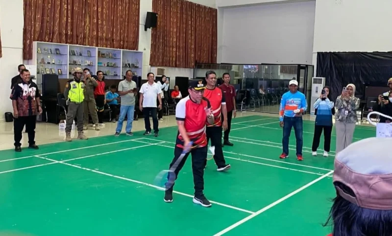 Wawako Padang Maigus Nasir membuka Turnamen Badminton Eksekutif-Legislatif dalam rangka memeriahkan HJK Padang ke-356 dan menyambut HUT RI ke-80. (Foto: Diskominfo Padang)