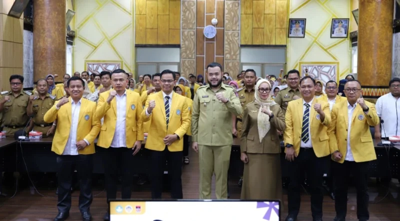 Wali Kota Padang Fadly Amran membuka kegiatan PKM UNP 2025 di Gedung Abu Bakar Jaar, Balai Kota Padang, Senin (4/8/2025). (Foto: Prokopim Padang)