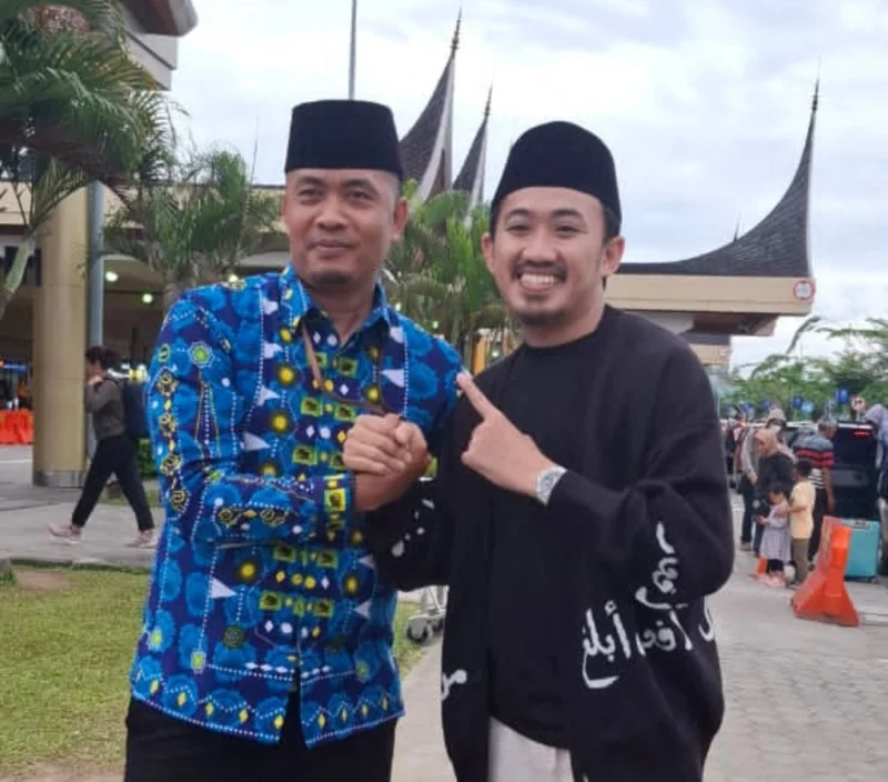 Hardimen (kiri) saat bersama Ustad Syamsuddin Nur Makka (Ustad Syam) beberapa waktu lalu. (Fot: Dok Hardiman)