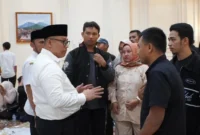 Wako Padang Panjang Hendri Arnis menerima audiensi 190 THL R4 yang dirumahkan di Pendopo Rumah Dinas, Rabu (6/8/2025). (Foto: Kominfo Padang Panjang)