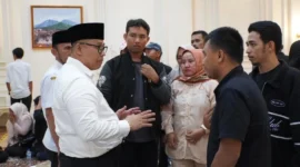 Wako Padang Panjang Hendri Arnis menerima audiensi 190 THL R4 yang dirumahkan di Pendopo Rumah Dinas, Rabu (6/8/2025). (Foto: Kominfo Padang Panjang)