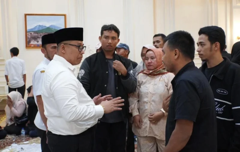 Wako Padang Panjang Hendri Arnis menerima audiensi 190 THL R4 yang dirumahkan di Pendopo Rumah Dinas, Rabu (6/8/2025). (Foto: Kominfo Padang Panjang)