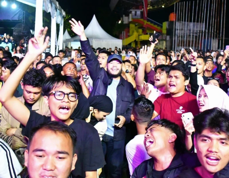 Wali Kota Padang Fadly Amran membaur bersama warga dalam Event Xploria Padang 2025 di GOR H. Agus Salim, Jumat (8/8/2025).