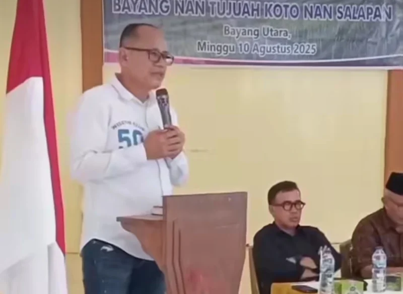 Anggota DPRD Pessel Novermal Yuska saat memberikan sambutan. (Foto: Dok Novermal)