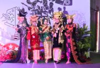 Lomba Kostum Adat Minangkabau meriahkan Festival Serambi Merah Putih di Padang Panjang, Selasa (12/8/2025). (Kominfo Padang Panjang)