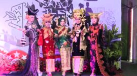 Lomba Kostum Adat Minangkabau meriahkan Festival Serambi Merah Putih di Padang Panjang, Selasa (12/8/2025). (Kominfo Padang Panjang)