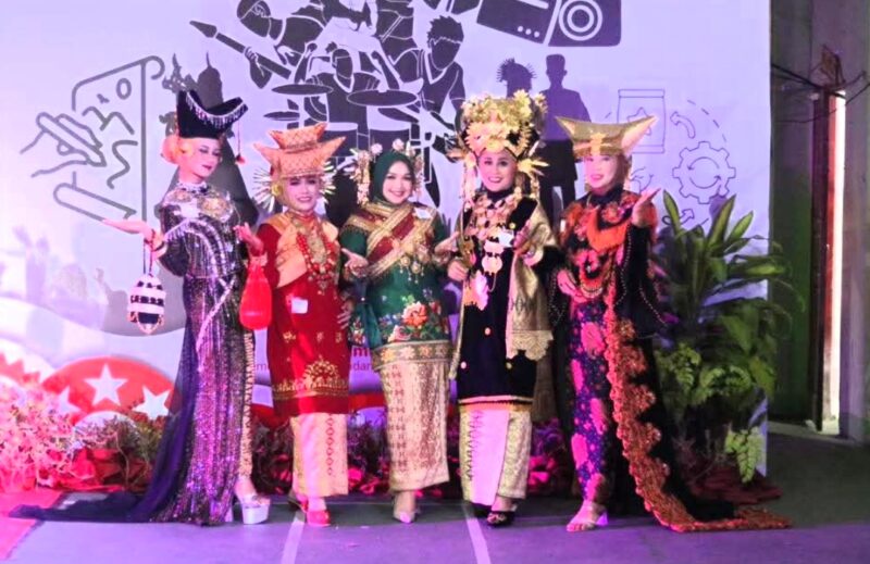 Lomba Kostum Adat Minangkabau meriahkan Festival Serambi Merah Putih di Padang Panjang, Selasa (12/8/2025). (Kominfo Padang Panjang)
