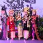 Lomba Kostum Adat Minangkabau meriahkan Festival Serambi Merah Putih di Padang Panjang, Selasa (12/8/2025). (Kominfo Padang Panjang)