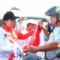 Wakil Wali Kota Padang Maigus Nasir membagikan Bendera Merah Putih kepada pengendara, Rabu (13/8/2025). (Foto: Prokopim Padang)