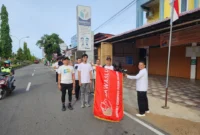 Anggota Bawaslu Pessel, Bambang Putra Niko melepas jalan santai di halaman Kantor Bawaslu Pessel di Painan. (Foto: Dok Humas Bawaslu)