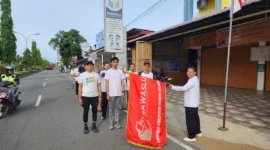 Anggota Bawaslu Pessel, Bambang Putra Niko melepas jalan santai di halaman Kantor Bawaslu Pessel di Painan. (Foto: Dok Humas Bawaslu)