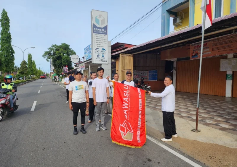 Anggota Bawaslu Pessel, Bambang Putra Niko melepas jalan santai di halaman Kantor Bawaslu Pessel di Painan. (Foto: Dok Humas Bawaslu)