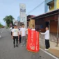 Anggota Bawaslu Pessel, Bambang Putra Niko melepas jalan santai di halaman Kantor Bawaslu Pessel di Painan. (Foto: Dok Humas Bawaslu)