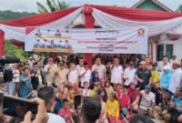 Anggota DPR RI dari Fraksi Gerindra, Andre Rosiade, Wakil Gubernur Sumbar, Vasco Ruseimy, dan Wabup Pessel, Risnaldi Ibrahim foto bersama dengan masyarakat. (Foto: Dok Sus)