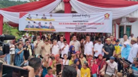 Anggota DPR RI dari Fraksi Gerindra, Andre Rosiade, Wakil Gubernur Sumbar, Vasco Ruseimy, dan Wabup Pessel, Risnaldi Ibrahim foto bersama dengan masyarakat. (Foto: Dok Sus)
