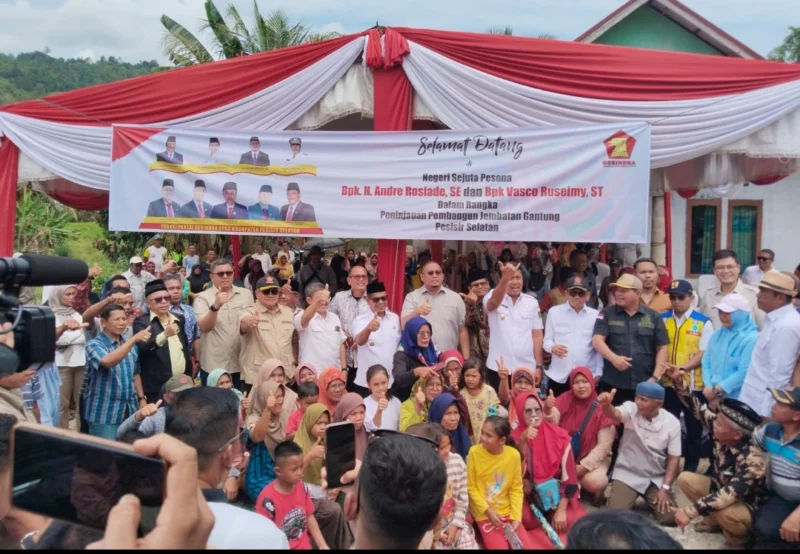 Anggota DPR RI dari Fraksi Gerindra, Andre Rosiade, Wakil Gubernur Sumbar, Vasco Ruseimy, dan Wabup Pessel, Risnaldi Ibrahim foto bersama dengan masyarakat. (Foto: Dok Sus)