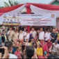 Anggota DPR RI dari Fraksi Gerindra, Andre Rosiade, Wakil Gubernur Sumbar, Vasco Ruseimy, dan Wabup Pessel, Risnaldi Ibrahim foto bersama dengan masyarakat. (Foto: Dok Sus)