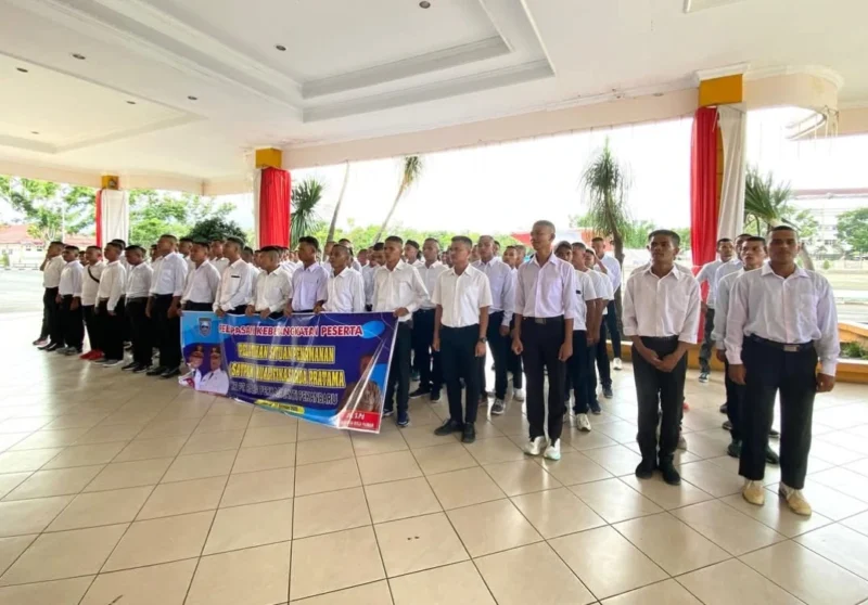 Sebanyak 92 pemuda asal Pasbar diberangkatkan untuk mengikuti pelatihan Satpam Kualifikasi Gada Pratama di PT Raja Perkasa Sakti, Pekanbaru, Jumat (15/8/2025). (Foto: Diskominfo Pasbar)
