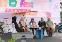 Direktur BSU Ampang Saiyo, Nora Fitirawati dalam Talkshow Padang Mamilah Fest di Taman Museum Adityawarman, Sabtu (16/8/2025). (Foto: Diskominfo Padang)