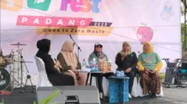 Direktur BSU Ampang Saiyo, Nora Fitirawati dalam Talkshow Padang Mamilah Fest di Taman Museum Adityawarman, Sabtu (16/8/2025). (Foto: Diskominfo Padang)
