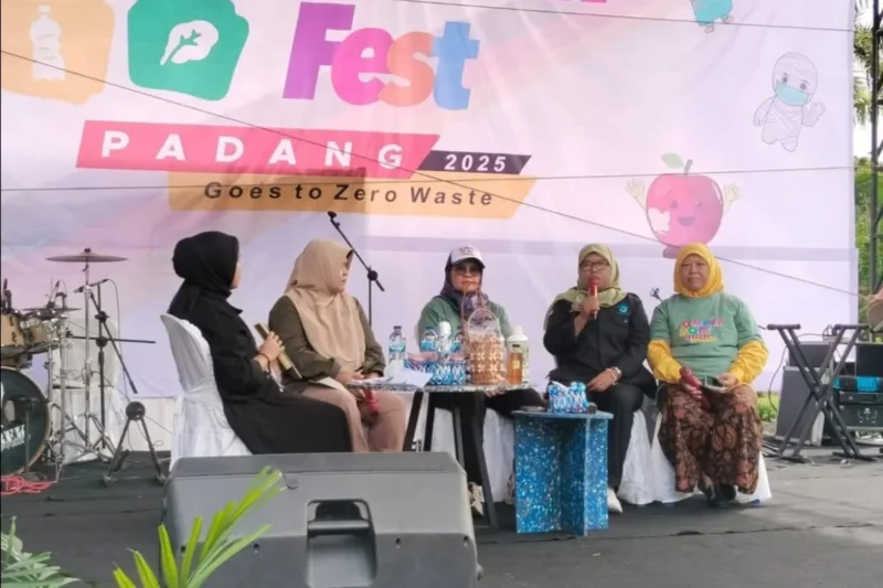 Direktur BSU Ampang Saiyo, Nora Fitirawati dalam Talkshow Padang Mamilah Fest di Taman Museum Adityawarman, Sabtu (16/8/2025). (Foto: Diskominfo Padang)