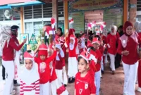 Murid SD Pertiwi 2 Padang mengikuti berbagai perlombaan di halaman sekolah, Selasa (19/8/2025). (Foto: Diskominfo Padang)