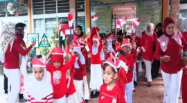 Murid SD Pertiwi 2 Padang mengikuti berbagai perlombaan di halaman sekolah, Selasa (19/8/2025). (Foto: Diskominfo Padang)