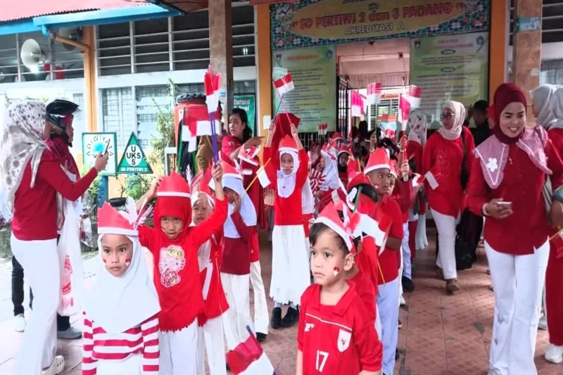 Murid SD Pertiwi 2 Padang mengikuti berbagai perlombaan di halaman sekolah, Selasa (19/8/2025). (Foto: Diskominfo Padang)