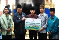 Wakil Bupati Tanah Datar, Ahmad Fadly menyerahkan bantuan pendidikan kaderisasi ulama di Gedung Indojolito, Batusangkar, Rabu (20/8/2025). (Foto: Prokopim Tanah Datar)