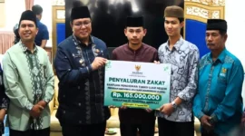 Wakil Bupati Tanah Datar, Ahmad Fadly menyerahkan bantuan pendidikan kaderisasi ulama di Gedung Indojolito, Batusangkar, Rabu (20/8/2025). (Foto: Prokopim Tanah Datar)