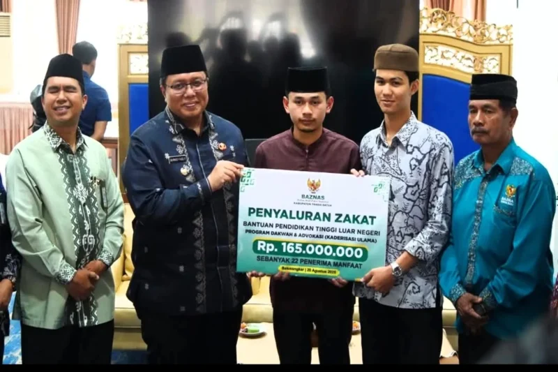 Wakil Bupati Tanah Datar, Ahmad Fadly menyerahkan bantuan pendidikan kaderisasi ulama di Gedung Indojolito, Batusangkar, Rabu (20/8/2025). (Foto: Prokopim Tanah Datar)