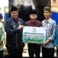 Wakil Bupati Tanah Datar, Ahmad Fadly menyerahkan bantuan pendidikan kaderisasi ulama di Gedung Indojolito, Batusangkar, Rabu (20/8/2025). (Foto: Prokopim Tanah Datar)