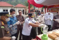 Wabup Pessel, Risnaldi Ibrahim disaksikan Kajari Pessel, Muhammad Jafli memblender BB sabu-sabu saat pemusnahan. (Foto: Dok Sus)