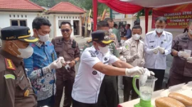 Wabup Pessel, Risnaldi Ibrahim disaksikan Kajari Pessel, Muhammad Jafli memblender BB sabu-sabu saat pemusnahan. (Foto: Dok Sus)