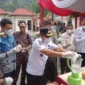 Wabup Pessel, Risnaldi Ibrahim disaksikan Kajari Pessel, Muhammad Jafli memblender BB sabu-sabu saat pemusnahan. (Foto: Dok Sus)