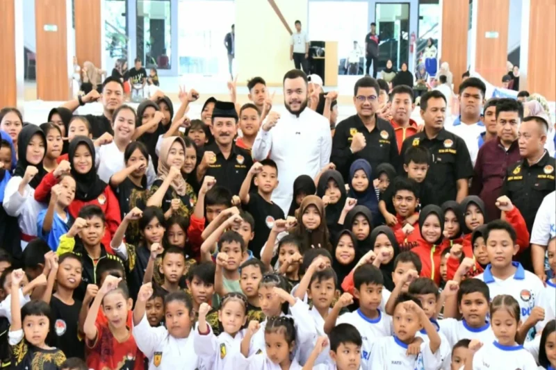 Wali Kota Padang Fadly Amran membuka Kejurprov Shokaido Sumbar ke-3 Tahun 2025 di Bagindo Aziz Chan Youth Center, Jumat (22/8/2025). (Foto: Prokopim Padang)
