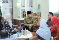 Wali Kota Solok Ramadhani Kirana Putra menerima kunjungan Deputi Direksi Wilayah II BPJS Kesehatan, Octovianus Ramba, di ruang kerja wali kota, Jumat (22/8/2025). (Foto: Prokopim Kota Solok)