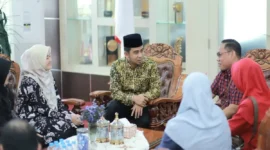 Wali Kota Solok Ramadhani Kirana Putra menerima kunjungan Deputi Direksi Wilayah II BPJS Kesehatan, Octovianus Ramba, di ruang kerja wali kota, Jumat (22/8/2025). (Foto: Prokopim Kota Solok)