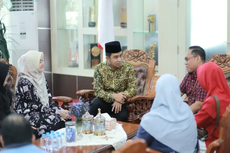 Wali Kota Solok Ramadhani Kirana Putra menerima kunjungan Deputi Direksi Wilayah II BPJS Kesehatan, Octovianus Ramba, di ruang kerja wali kota, Jumat (22/8/2025). (Foto: Prokopim Kota Solok)