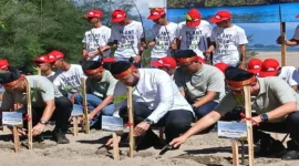Wali Kota Padang, Fadly Amran bersama Yayasan AHM menanam 16 ribu bibit mangrove di kawasan pesisir Kota Padang, Jumat (22/8/2025). (Foto: Diskominfo Padang) 
