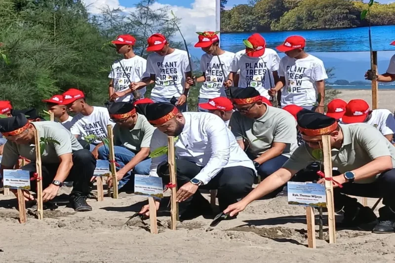 Wali Kota Padang, Fadly Amran bersama Yayasan AHM menanam 16 ribu bibit mangrove di kawasan pesisir Kota Padang, Jumat (22/8/2025). (Foto: Diskominfo Padang) 