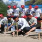 Wali Kota Padang, Fadly Amran bersama Yayasan AHM menanam 16 ribu bibit mangrove di kawasan pesisir Kota Padang, Jumat (22/8/2025). (Foto: Diskominfo Padang) 
