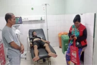 Salah seorang korban terseret ombak di Pantai Padang mendapat perawatan intensif di rumah sakit, Sabtu (23/8/2025). (Foto: Humas BPBD Padang)