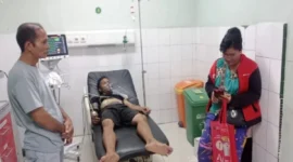Salah seorang korban terseret ombak di Pantai Padang mendapat perawatan intensif di rumah sakit, Sabtu (23/8/2025). (Foto: Humas BPBD Padang)