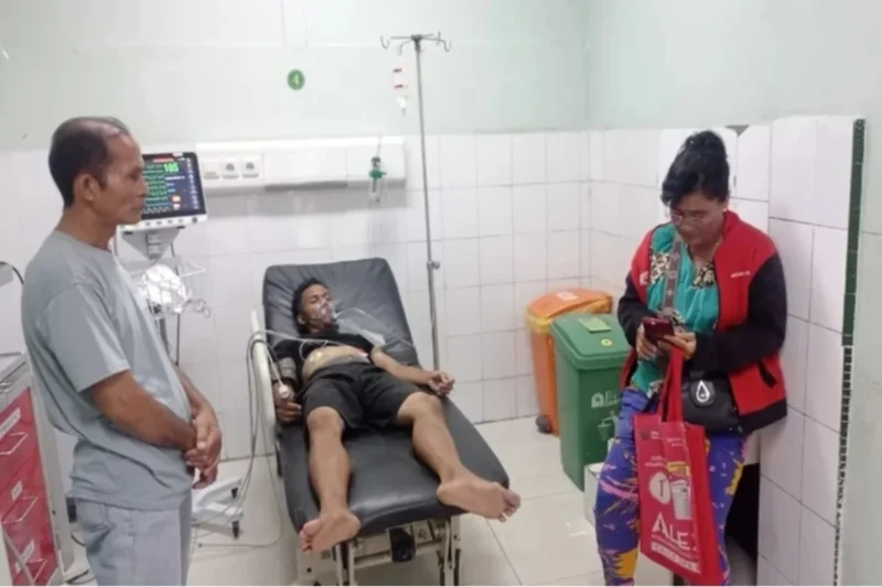 Salah seorang korban terseret ombak di Pantai Padang mendapat perawatan intensif di rumah sakit, Sabtu (23/8/2025). (Foto: Humas BPBD Padang)