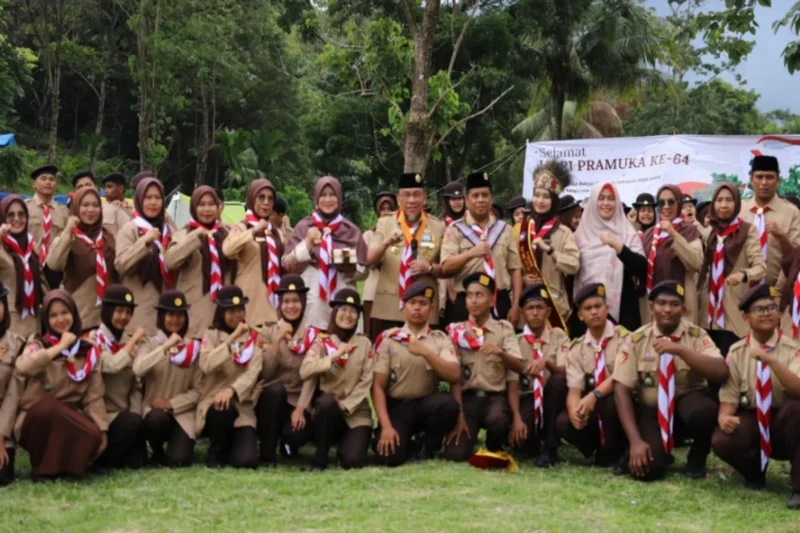 Wakil Wali Kota Padang, Maigus Nasir bertindak sebagai pembina upacara pada kegiatan Kemah Blok Pramuka SMA Pertiwi 1 Padang, Sabtu (23/8/2025). (Foto: Prokopim Padang)